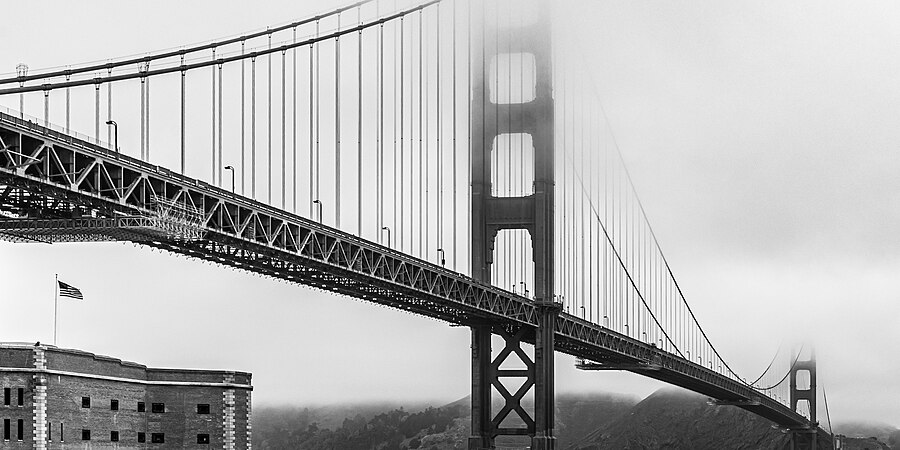 图为雾中的金门大桥，摄于美国加利福尼亚州的旧金山。