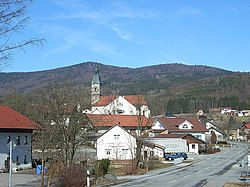 View of Zenting. Behind: the Aschenstein (l) and the Geißlstein