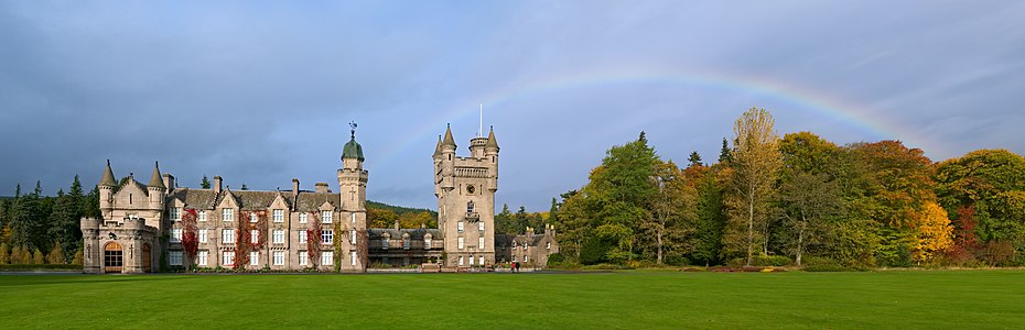 苏格兰巴尔莫勒尔城堡上空的彩虹。