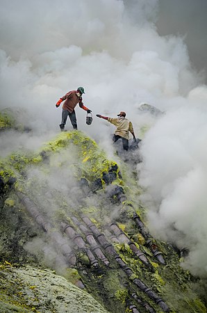 图为印尼伊真火山上的传统工人采硫磺方式。