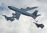 与F16施行加油任务的KC-135R