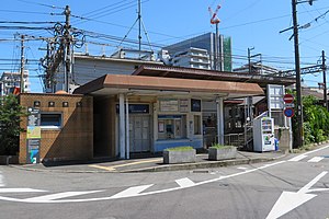 坂本方向站台的车站大楼