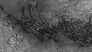背景相机拍摄的博恩斯泰尔陨击坑底部的沙丘，注：这是上一幅照片的放大版。