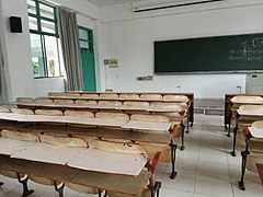 广东工业大学龙洞校区教学楼103教室，游戏的取景地之一，在游戏中是棠下村学校的教室。
