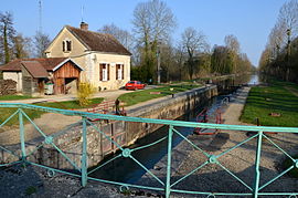 The Egrevin lock of the Bourgogne canal in Germigny