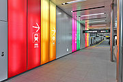 以各线颜色装饰墙面的联络通道 东急东横线、东京地铁银座线、京王井之头线、JR线方向 （2008年11月19日）
