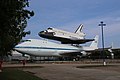 与航天飞机复制品在休斯敦航天中心（英语：Space Center Houston）展出的N905NA