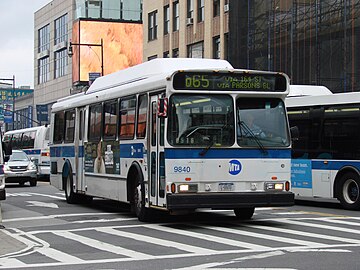 一輛站外的Q65線（英语：Q65 (New York City bus)）巴士，位於緬街和羅斯福大道交界