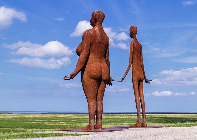 图为远眺大海的肥瘦女性雕像。