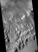 火星勘测轨道飞行器背景相机拍摄的巴克赫伊森陨击坑南侧边缘上的河道，注：这是上一幅巴克赫伊森陨击坑图像的放大版。
