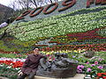 王秀杞先生摄于台湾台北市阳明山公园2009年花季展铜雕作品牧牛、牧童与农夫老翁旁