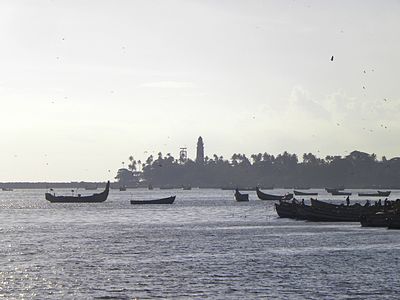 灯塔远景，摄于奎隆市港口路（英语：Port Road, Kollam）