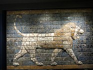 由釉面砖制成的狮子的面板，新巴比伦，公元前 604-562 年
