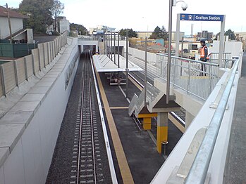 Island platform at Grafton station on the Western Line of Auckland's suburban rail network