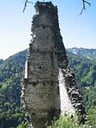 Ruins of the tower from the upper castle