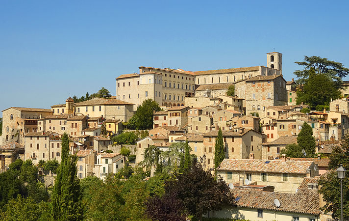 图为托迪的全景，该市镇位于意大利中部翁布里亚大区的佩鲁贾省。