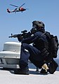 美国海岸防卫队海上保安应变队干员手持CQBR