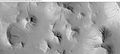 HiWish计划下高分辨率成像科学设备显示的桌山和桌山侵蚀部分裸露出的岩层和暗坡条纹，图像位于阿佛纳斯丘群东部。