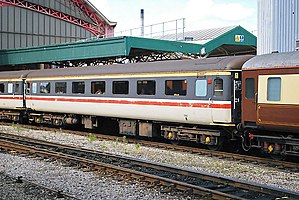 英国西海岸铁路公司（英语：West Coast Railways）的“英国铁路2F型客车”开放式一等座车，编号：3362，使用“城际列车”[注 4]涂装。2009年8月拍摄于布里斯托尔寺院草原站。