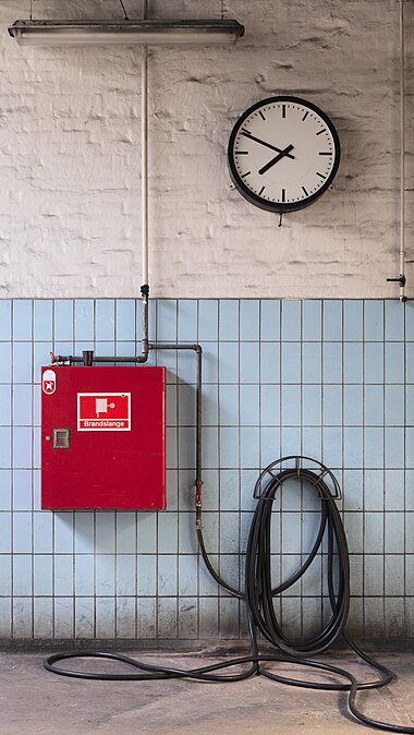 图为丹麦的消防柜、消防水龙和时钟。