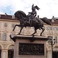 “青铜马”─埃马努埃莱骑马的雕像，位于都灵的纪念碑
