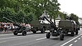 法国陆军参加阅兵仪式，使用轮式装甲车曳引的LG-1 榴弹炮