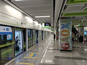 往創新港站月台（2022年5月）