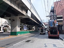 Section of the avenue in Manila. The viaduct of the LRT Line 1 can be seen above.