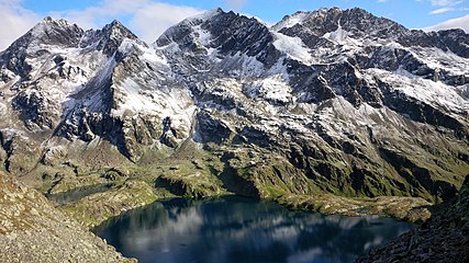 The Wangenitzsee, and behind it, Hoher Perschitzkopf [de], Kruckelkopf [de] and Petzeck (from the left); in the middle, the Wangenitzsee Hut; and to the left, the Kreuzsee.