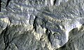火星偵察軌道器的 HiRISE 拍攝的火星地層。這幅假色影像寬度約240公尺。部分地層內含有水合礦物。