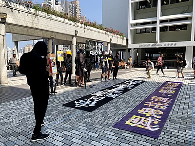 2019年11月6日香港大学校内游行，声援11月4日从尚德邨停车场的三楼跌下二楼重伤的香港科技大学学生周梓乐