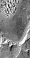 凱撒撞擊坑南側坑壁細節，2001火星奧德賽號的 THEMIS 在火星白晝拍攝的紅外線影像。