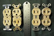 常见的北美125V插座。 其中所有型号都接受1-15P插头；左边的两个接受接地的5-15P插头；其中，左边的第二个也接受5-20P插头。 最左边的NEMA 5-15R插座最常见；而最右边的两个设计通常在旧建筑中看到。