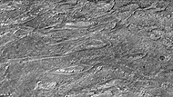 克罗姆林陨击坑内呈椭圆形排列的地层，火星勘测轨道飞行器背景相机拍摄，注：这是之前这是前一幅陨坑图像的放大版。