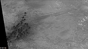 ]背景相机拍摄的亥姆霍兹陨石坑内沙丘和尘暴痕迹（前一图像的放大版）。