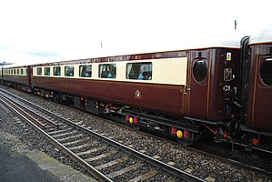 威尼斯－辛普朗东方快车（英语：Venice-Simplon Orient Express）的“英国铁路2E型客车”开放式一等座车，编号：3247，使用普尔曼涂装。2012年4月拍摄于英国的帕茨韦站（英语：Patchway railway station）。