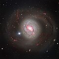 M77的影像展示了它闪闪发光的螺旋臂与交错尘埃带。[15]