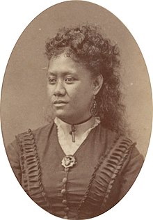 Sepia photograph of Hawaiian woman in western dress