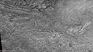 火星勘测轨道飞行器背景相机拍摄的克罗姆林陨石坑土丘上的分层，注意：这是先前图像的放大版。