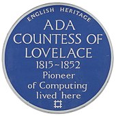 埃达·洛夫莱斯的牌匾文：“英格兰遗产委员会，洛夫莱斯伯爵夫人埃达，1815–1852，计算先驱长居于此”