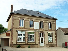 The town hall and school in Cornant