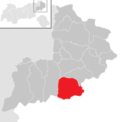 Area of the municipality (red) within the Kitzbühel district (dark gray) of Tyrol (light gray)
