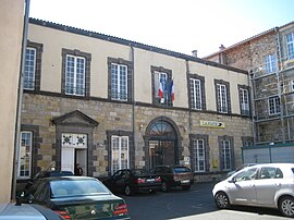 The town hall in Plauzat