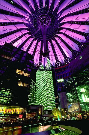 在柏林，夜晚的索尼中心建筑群