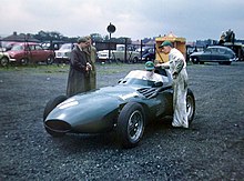 Photo de la Vanwall VW5 de Tony Brooks à Aintree en 1957, nouvelle rivale des D50/801