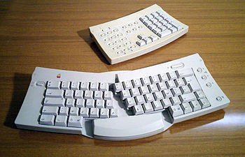 苹果可调键盘（1992）将字母数字键分成两半，开角（opening angle）可调