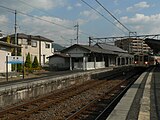 京终站站台与105系电力动车组。右边为上行奈良方向站台。（2012年）