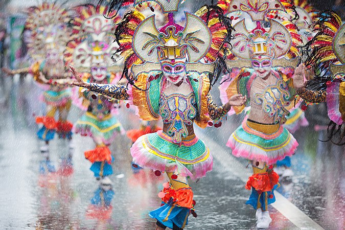 图为明天开始的菲律宾巴科罗面具节，从1980年起就成为了该国最重要的庆典之一。