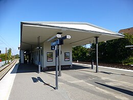 夹在两条股道间的站房与站台