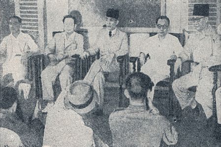 Sukarno and cabinet at press conference (1945)